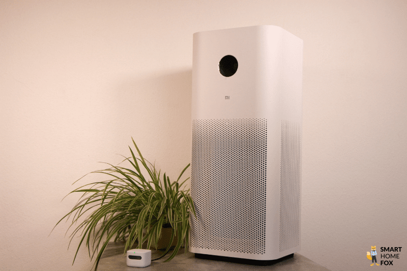 Xiaomi Mi Air Purifier Pro H стоит на полу